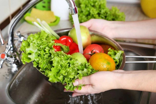 Rửa sạch trái cây rau củ "ngậm" hóa chất bằng thứ đơn giản không ngờ